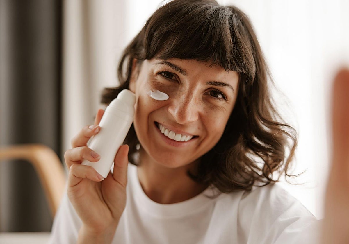 Mujer con piel grasa.