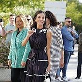 El nuevo vestido de la Reina Letizia para volver a la rutina: inspirado en Dalí y rebajado