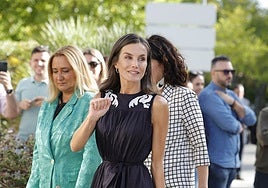 El nuevo vestido de la Reina Letizia para volver a la rutina: inspirado en Dalí y rebajado
