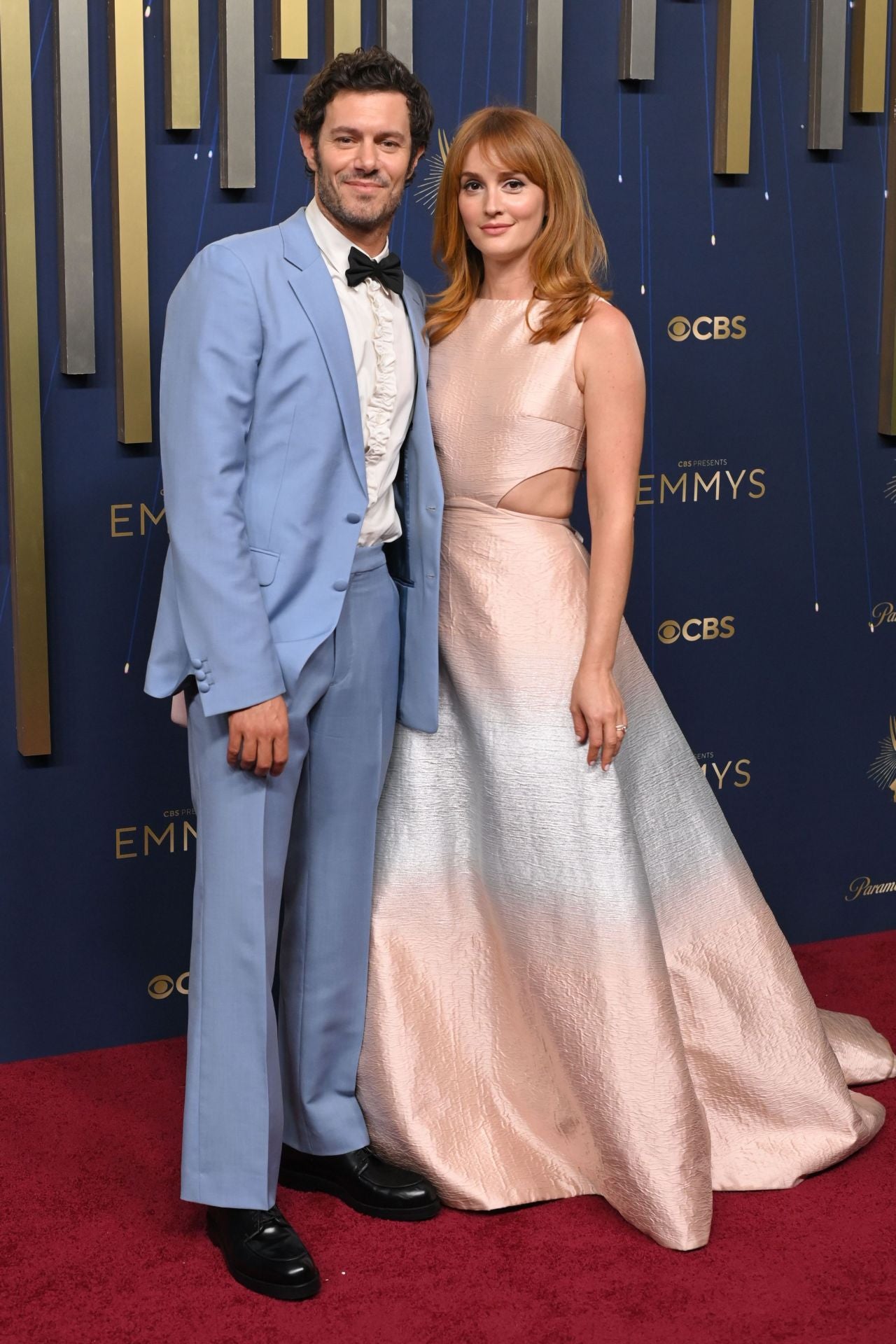 Adam Brody, con esmoquin azul claro, y su mujer Leighton Meester, con vestido en tonos pastel de Prada.