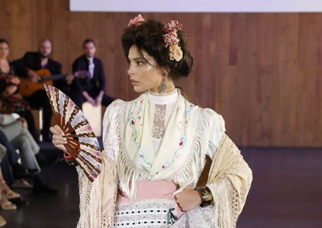 Imagen secundaria 1 - Modelos durante el desfile de SIMOF en Madrid es Moda; Raquel Revuelta, empresaria y CEO de Doble Erre, agencia organizadora de SIMOF Madrid