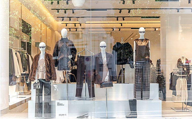 Imagen principal - Los espacios de la renovada tienda apuestan por crear ambientes relajados y prácticos