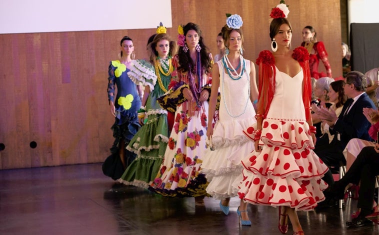 Imagen principal - Modelos durante el desfile de SIMOF en Madrid es Moda; Raquel Revuelta, empresaria y CEO de Doble Erre, agencia organizadora de SIMOF Madrid