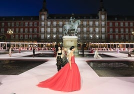 El desfile de Carolina Herrera en Madrid que paralizó la Plaza Mayor