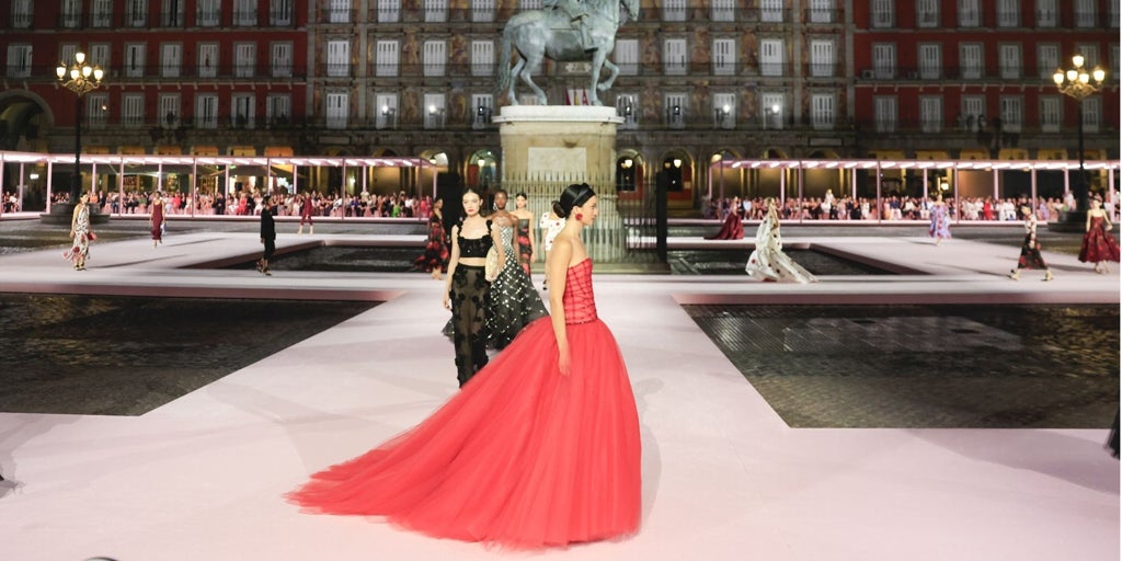 El desfile de Carolina Herrera en Madrid que paralizó la Plaza Mayor