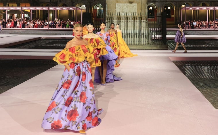 Ana görsel - Güller, karanfiller ve menekşeler, Carolina Herrera'nın 2026 İlkbahar/Yaz koleksiyonundaki birçok tasarımda yer alıyor.