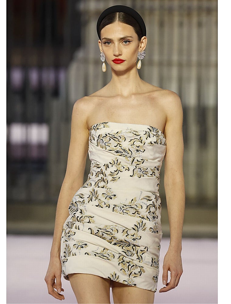 Modelo del desfile de Carolina Herrera en la plaza Mayor.