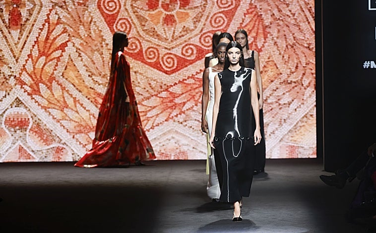 Imagen principal - Durante el desfile de Fely Campo en MBFWMadrid