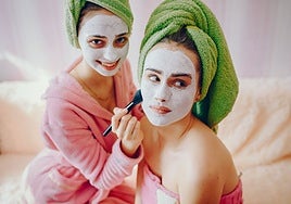 Cómo afectan las rutinas virales de belleza a la piel joven