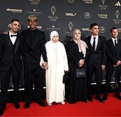 Un experto en moda no se corta y habla así de la ropa de Lamine Yamal y su familia en la gala del Balón de Oro: «Surrealista»