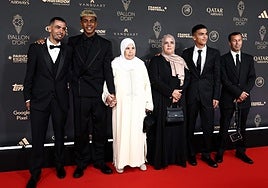 Un experto en moda no se corta y habla así de la ropa de Lamine Yamal y su familia en la gala del Balón de Oro: «Surrealista»