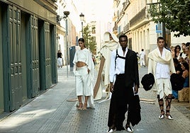 Los zapatos planos ganan a los tacones en la Semana de la Moda de Madrid 2025