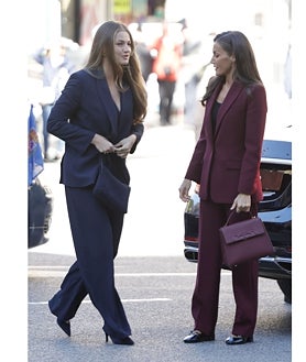 Imagen secundaria 2 - Detalle de la Princesa Leonor y la Reina Letizia con trajes de chaqueta en Pamplona