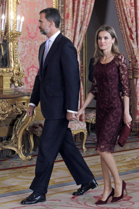 En 2013 lució un vestido de Felipe Varela de color burdeos con bordados, complementado con un clutch y unos tacones del mismo color. 