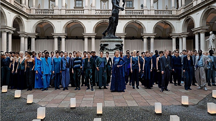 El primer desfile de Giorgio Armani sin su fundador: un homenaje a sus 50 años de historia con un 'front row' lleno de amigos famosos