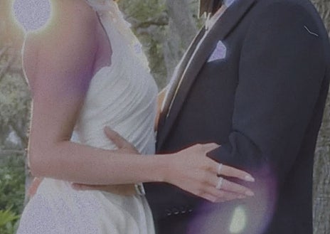 Imagen secundaria 1 - De sus tres vestidos al maquillaje y el peinado de Selena Gomez en el día de su boda