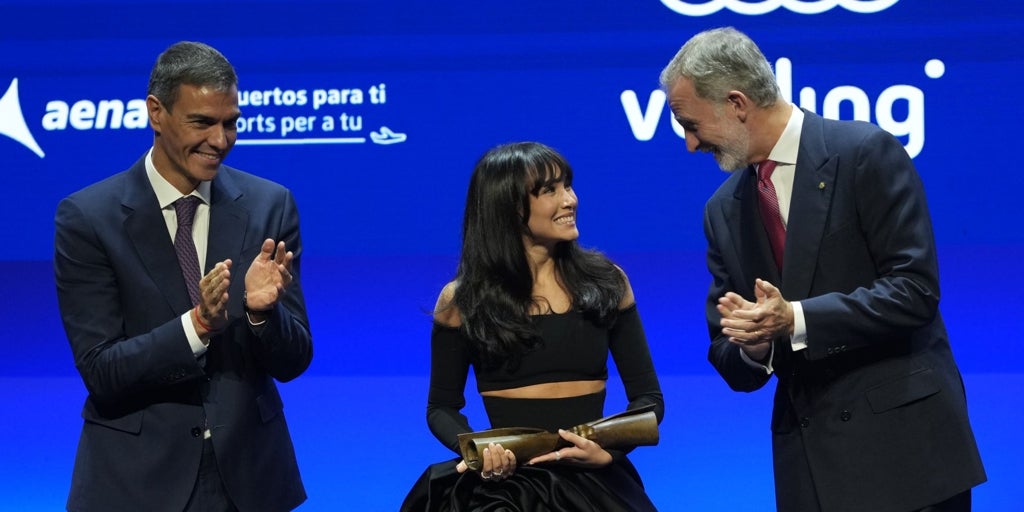 Así es el vestido que lució Aitana en su selfie con el Rey Felipe VI