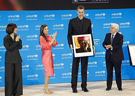 Imagen secundaria 1 - El alegre look de la Reina Letizia para su encuentro con Sara Carbonero y los hermanos Gasol