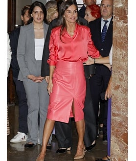 Imagen secundaria 2 - El alegre look de la Reina Letizia para su encuentro con Sara Carbonero y los hermanos Gasol