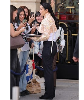 Imagen secundaria 2 - Rosalía con look de inspiración goyesca durante la Semana de la moda de París