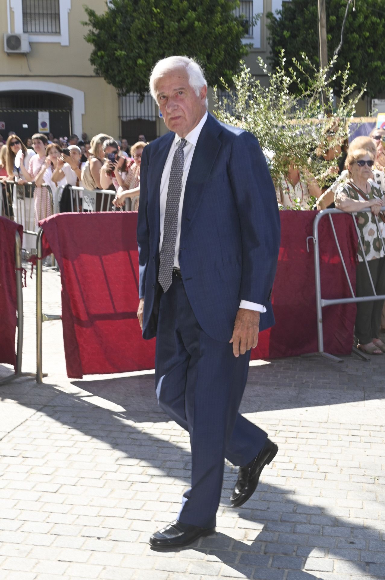 Alfonso Martínez de Irujo, hermano de Cayetano, fue el primer invitado en llegar. Eligió un discreto traje en color azul. 