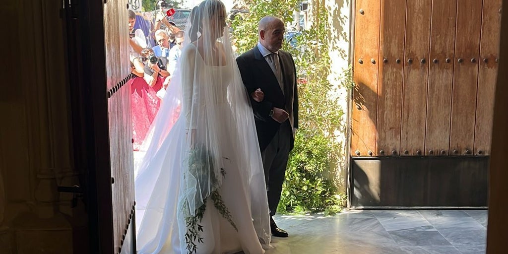 Así es el vestido de Bárbara Mirjan en su boda con Cayetano Martínez de Irujo: un homenaje a Sevilla e inspirado en la Virgen de los Gitanos