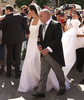 Imagen secundaria 2 - Así es el vestido de Bárbara Mirjan en su boda con Cayetano Martínez de Irujo: un homenaje a Sevilla e inspirado en la Virgen de los Gitanos