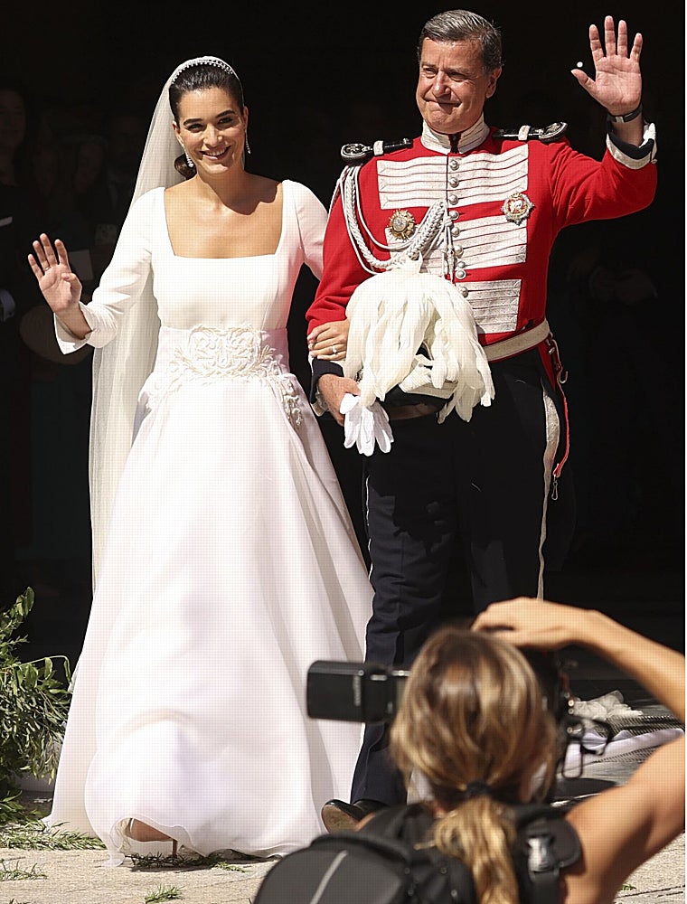 Los recién casados en la puerta de la iglesia de los Gitanos.