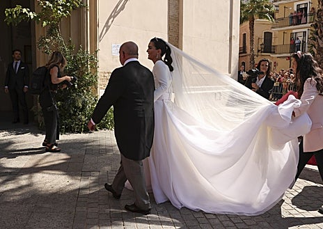 Imagen secundaria 1 - Así es el vestido de Bárbara Mirjan en su boda con Cayetano Martínez de Irujo: un homenaje a Sevilla e inspirado en la Virgen de los Gitanos