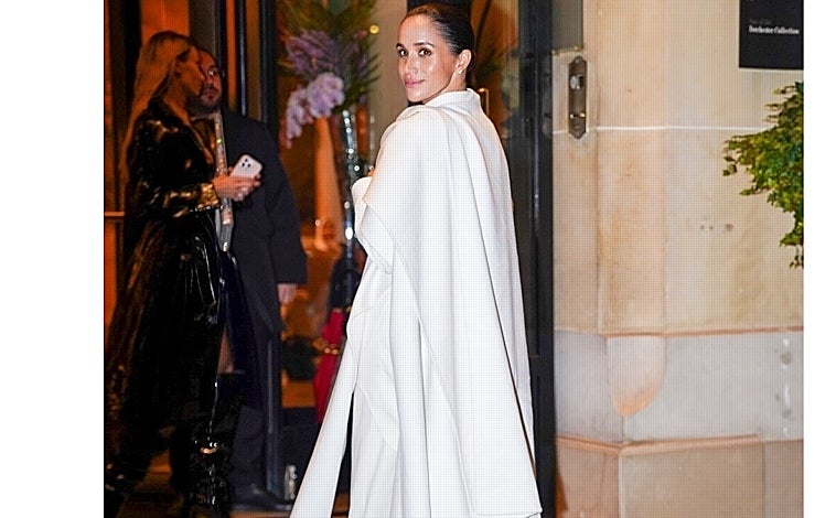 Imagen principal - El estilismo completamente blanco que Meghan Markle ha llevado en París