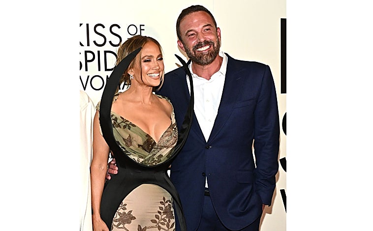 Imagen principal - La pareja posó junta durante el estreno de la película en la que ambos han trabajado como actriz y productor