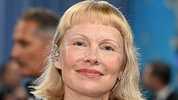 Imagen antes - Pamela Anderson con un flequillo corto y con uno más largo.