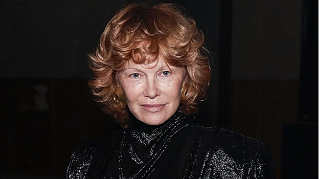 Imagen después - Pamela Anderson con un flequillo corto y con uno más largo.