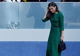 La Reina Letizia apuesta por un vestido de tweed verde para asistir al desfile de las Fuerzas Armadas