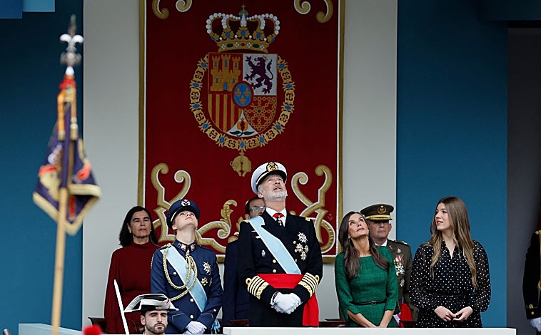 Imagen principal - Destalles del estilismo escogido por la Reina Letizia para asistir al desfile de las Fuerzas Armadas