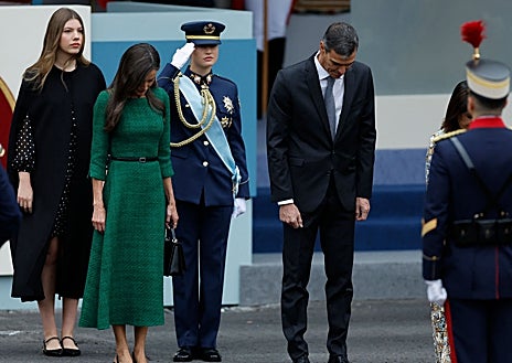 Imagen secundaria 1 - Detalles del estilismo de la Infanta Sofía para asistir al desfile de las Fuerzas Armadas