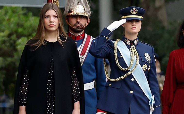 Imagen principal - Detalles del estilismo de la Infanta Sofía para asistir al desfile de las Fuerzas Armadas