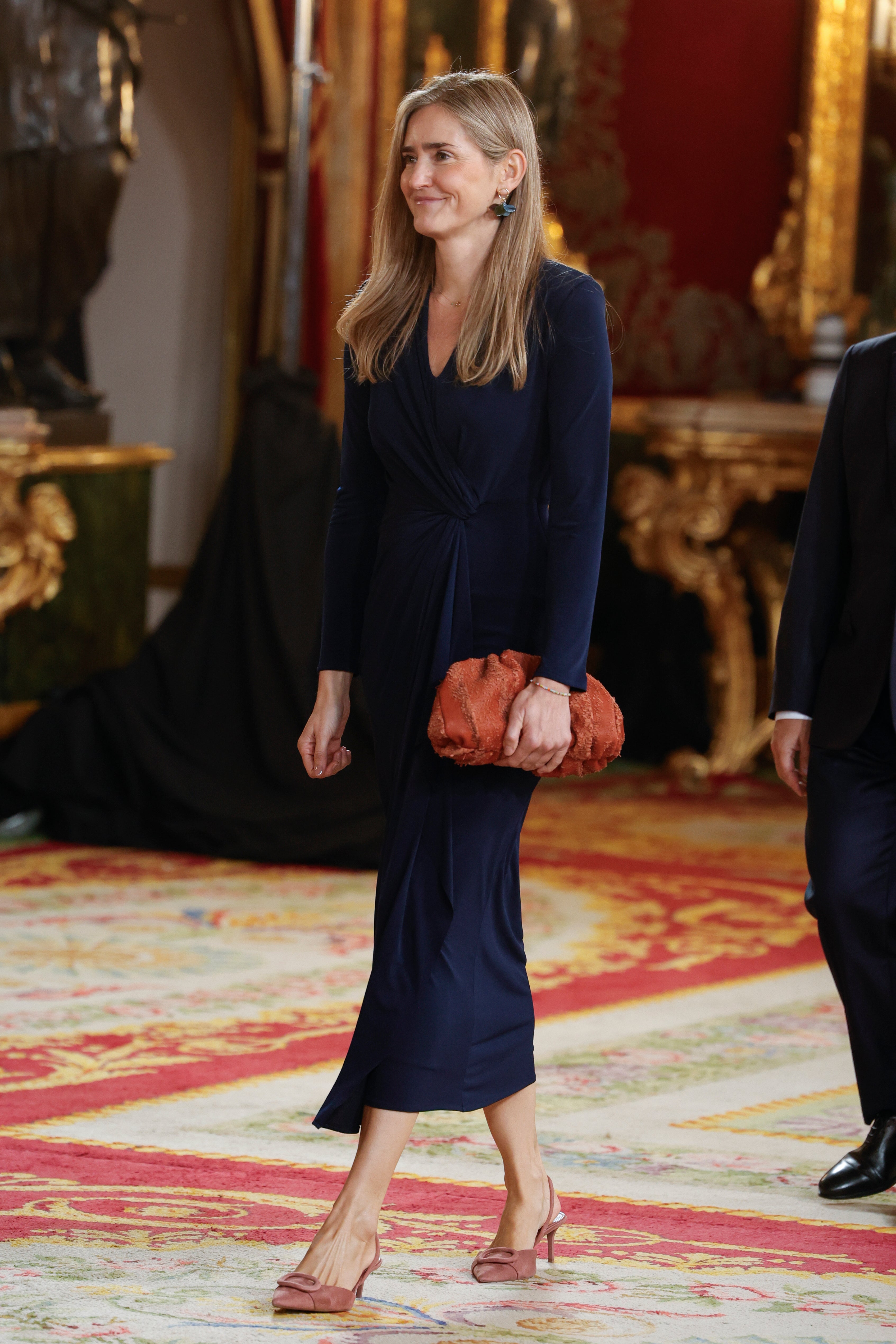 La vicepresidenta tercera y ministra para la Transición Ecológica y Reto Demográfico, Sara Aagesen ha sido una de las varias invitadas que se ha decantado por un vestido en color azul marino, en su caso con manga larga y drapeado en el cuerpo.