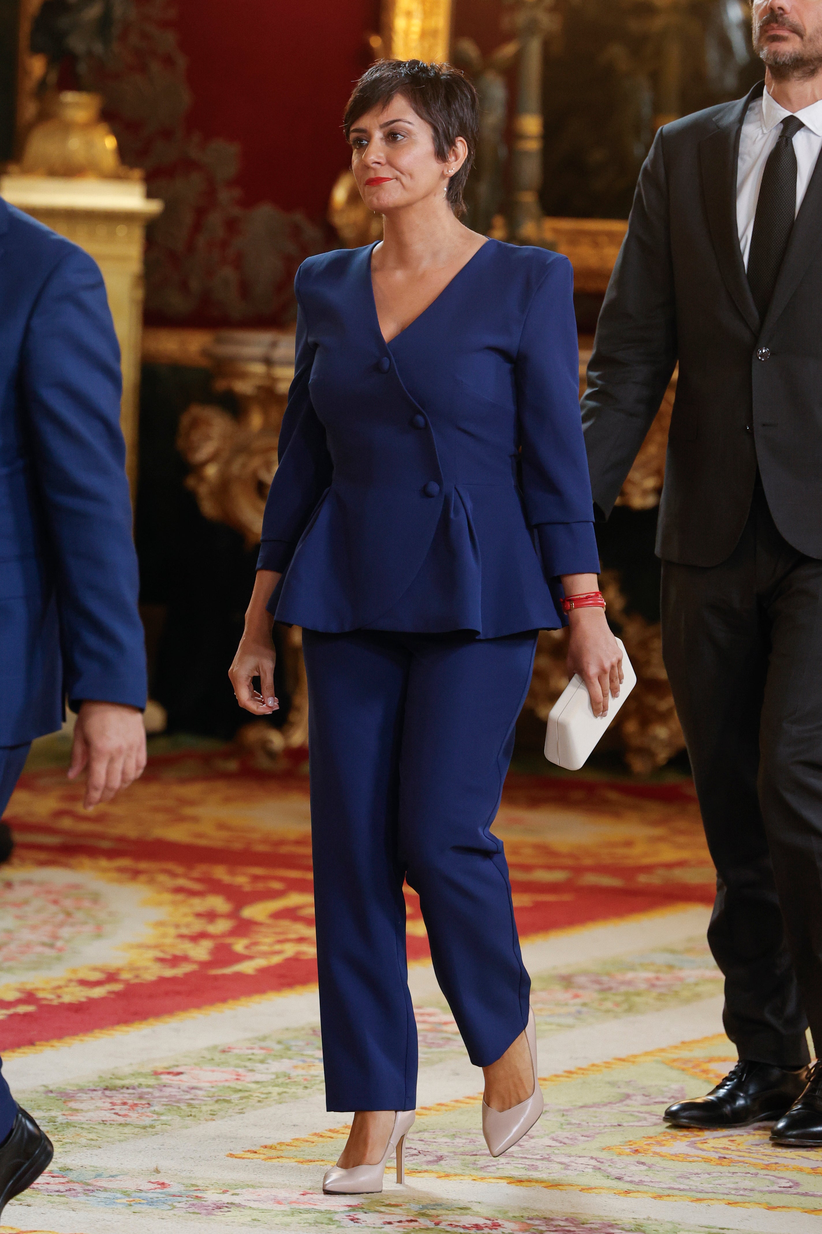 La Ministras de Vivienda, Isabel Rodríguez con traje azul en el que destaca la chaqueta con botonadura diagonal y un ligero peplum.