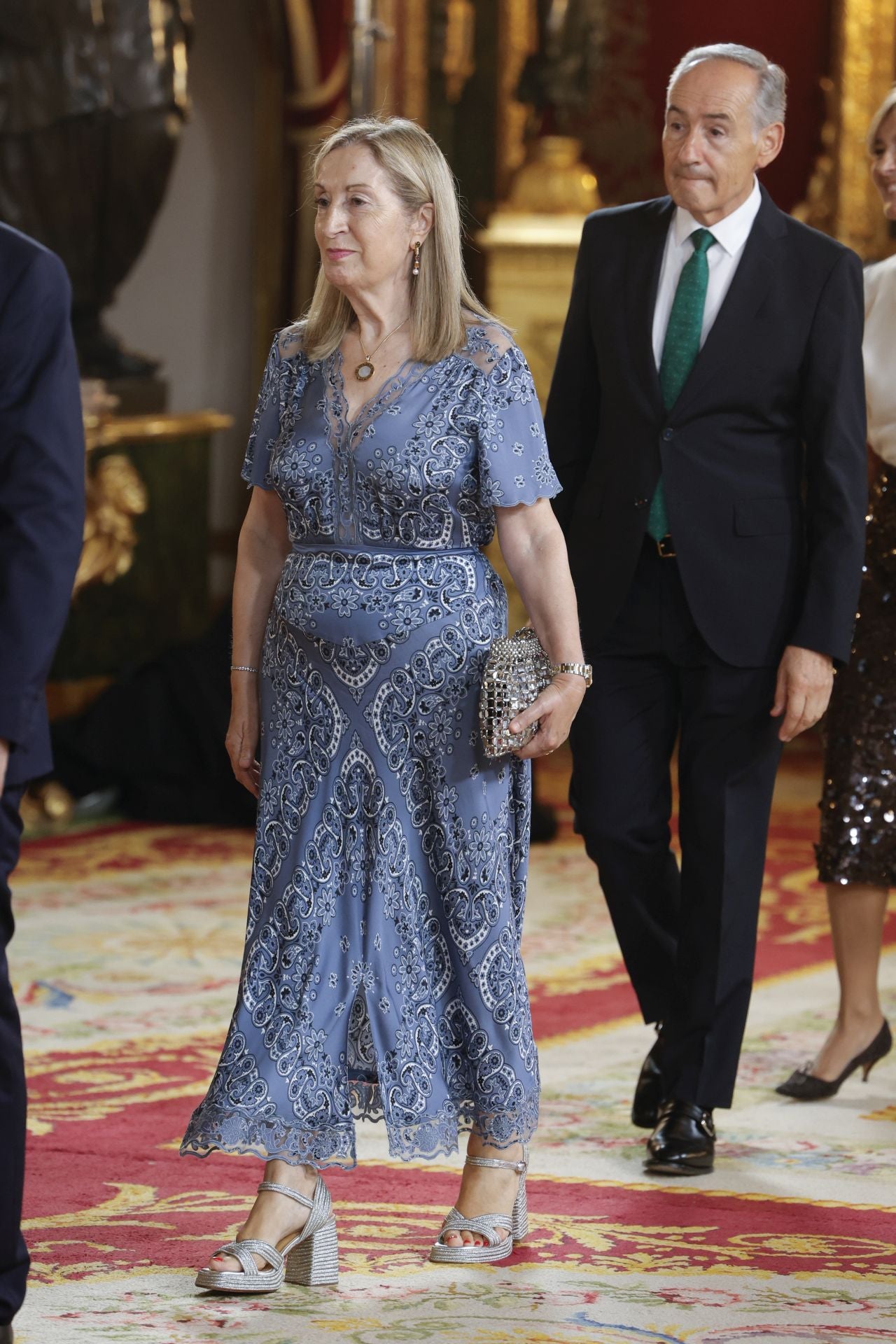 Ana Pastor con vestido de manga corta estampado en tonos azules. 