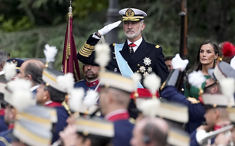 Imagen principal - El Rey lució un Bulgari Octo Ultranero durante el desfile de las Fuerzas Armadas