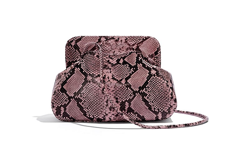 Imagen principal - Bolso 'animal print' modelo Costanza de Phialebel' (295 euros); Sneaker Piemonte de Martinelli (119,95 euros) y bota convertible de Charles & Keith (115 euros)
