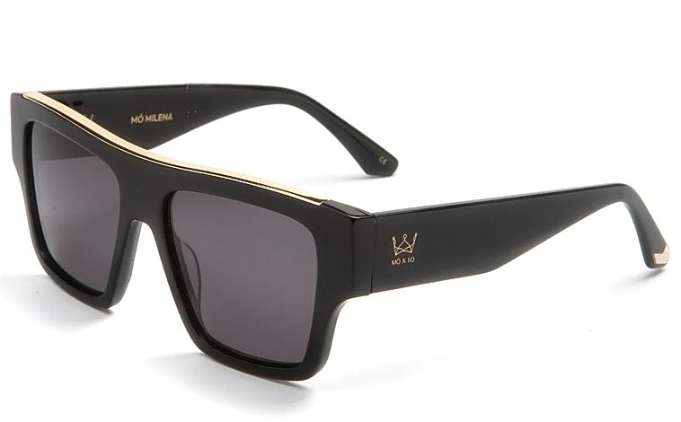 Imagen principal - Accesorios preciosistas: Gafas Milena de la colección MÓ x IQ (69€), charm con forma de osito de Parfois (19,99€) y bolso Bolso Bárbara Yute de La Portegna (380€)