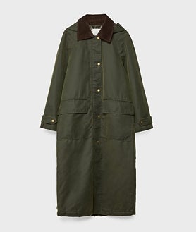 Imagen secundaria 2 - Look a capas en el desfile de Chanel; abrigo con capa incorporada de Byan (345 euros) y parka XL con capucha de Stradivarius (70 euros)