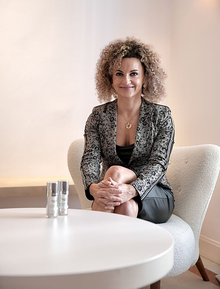 Lucia Aronica con el sérum Hyaluron-Filler Epigenetic de Eucerin, con Epicellice®, que mejora la firmeza, reduce arrugas y líneas de expresión y aporta efecto lifting.