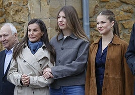 Gabardina, chaqueta de ante y de lana, los tres abrigos del otoño que ya han llevado la Reina Letizia y sus hijas