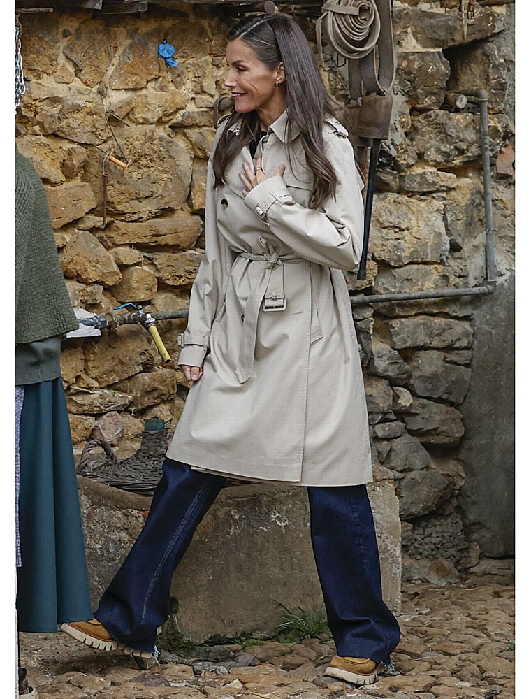 La Reina Letizia con una gabardina beige.