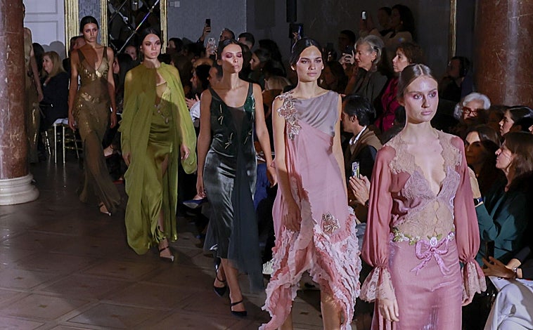 Imagen principal - Con el desfile de Victorio &amp; Lucchino y la entrega de los Premios Flamenco en la Piel arranca SIMOF Madrid 2025