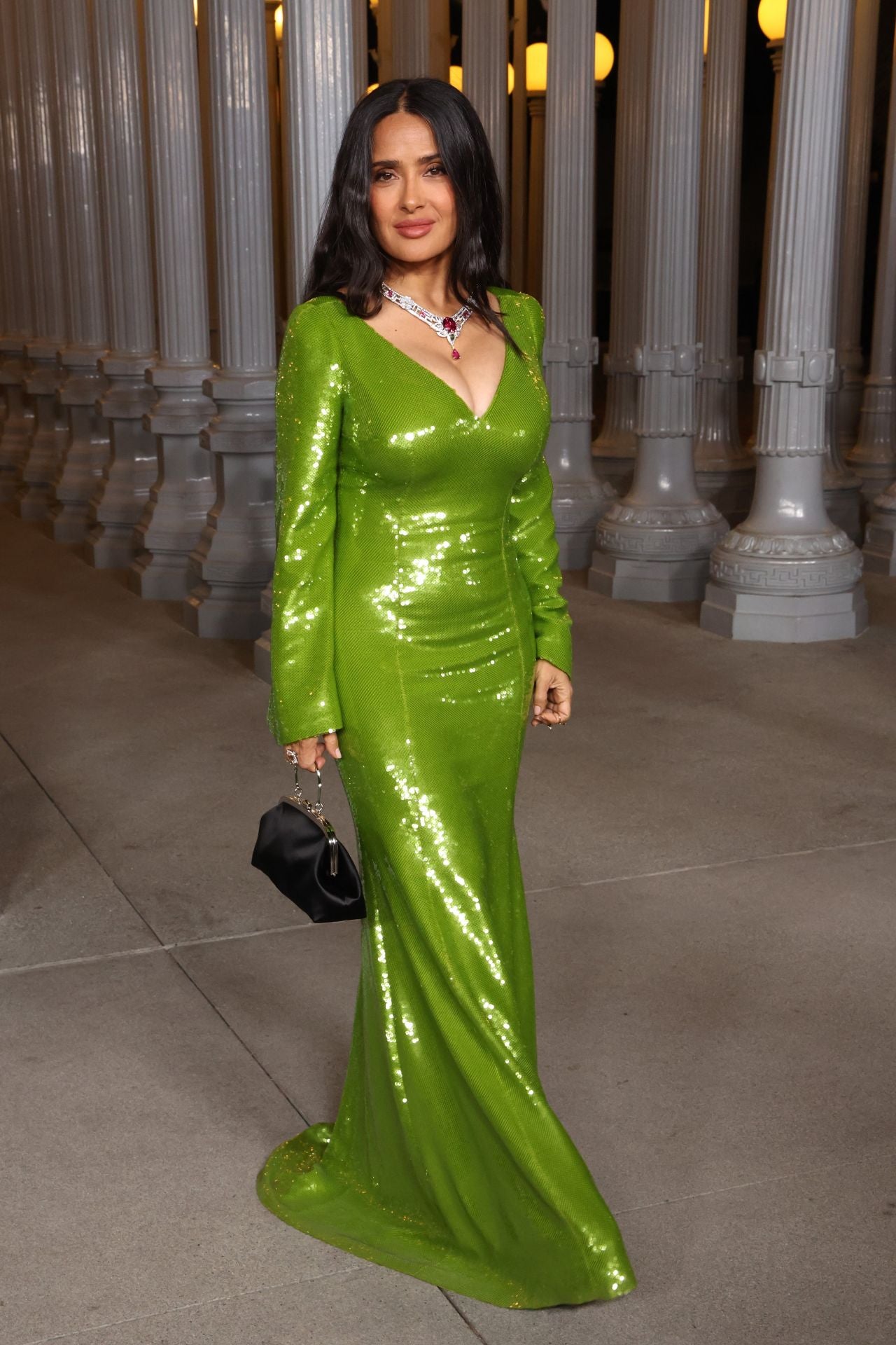 Salma Hayek se decantó por uno de los colores más llamativos de la noche con un vestido de lentejuelas verdes. Firmado por Gucci, la actriz lo lució junto a un espectacular collar