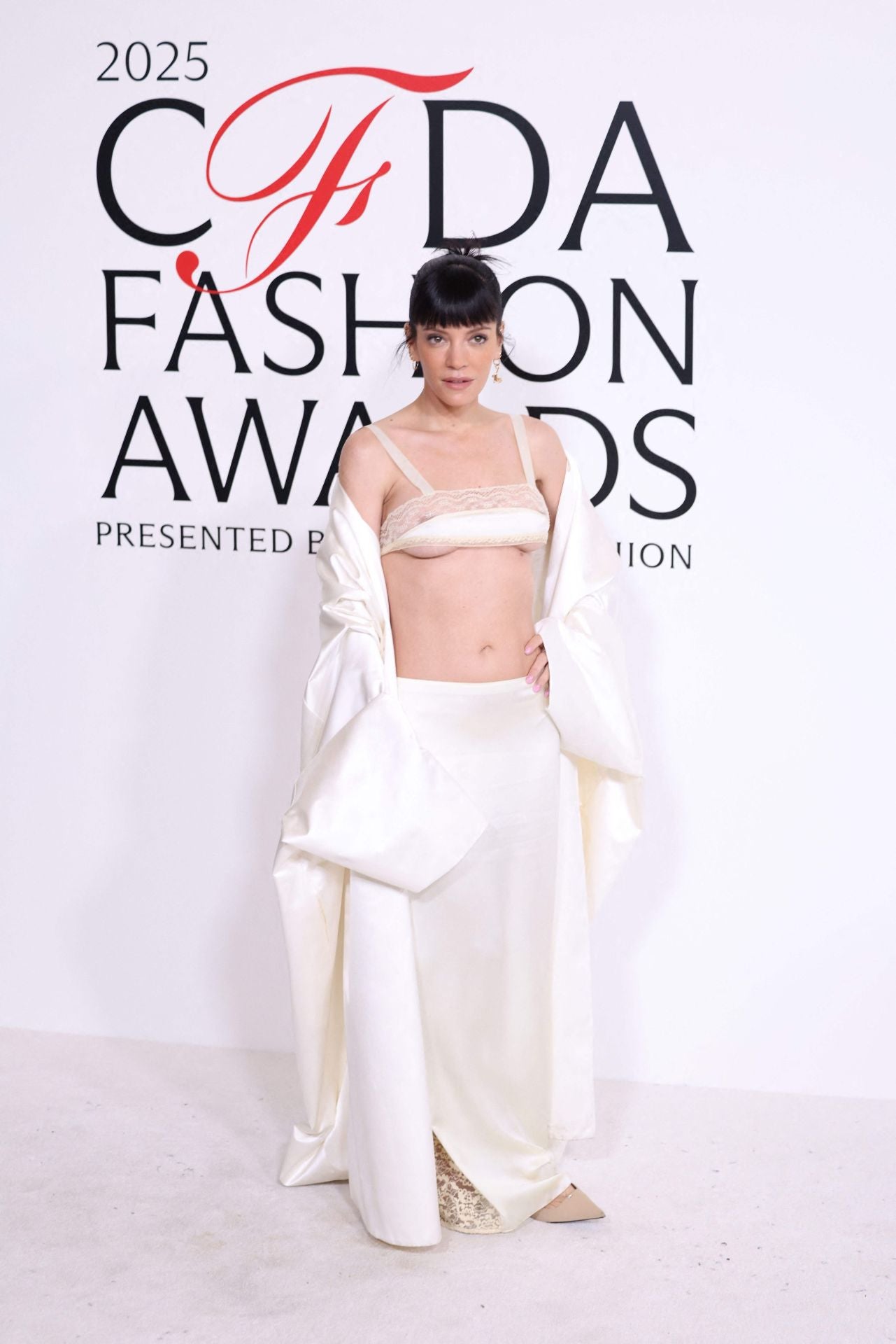 Lily Allen llevó el look más atrevido, un conjunto en color blanco de Colleen Allen. 